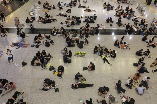 Người biểu tình tràn vào sân bay quốc tế ở Đặc khu hành chính Hong Kong (Trung Quốc) ngày 12-8-2019. (Ảnh: AFP/TTXVN)
