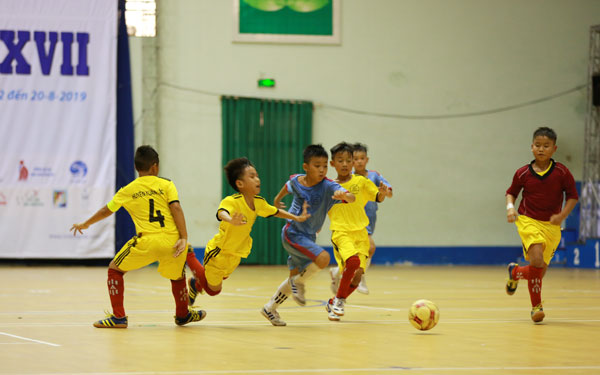 Đội huyện Xuân Lộc (áo vàng) thi đấu ấn tượng ở vòng loại với thành tích bất bại và giữ sạch lưới. Trong ảnh: Xuân Lộc hòa 0-0 với Trảng Bom ở lượt trận cuối