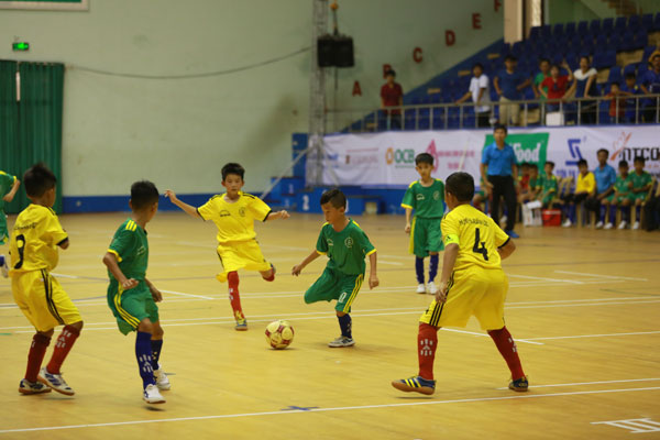 Xuân Lộc (áo vàng) giành chiến thắng thuyết phục Định Quán 5-2 để vào bán kết