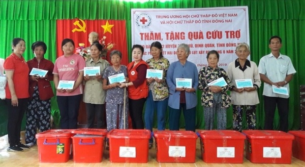 Lãnh đạo Hội Chữ thập đỏ tỉnh cùng mạnh thường quân tặng quà cho bà con huyện Định Quán.