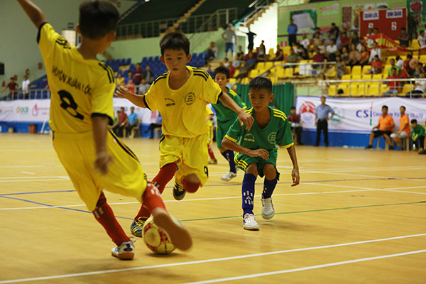 Xuân Lộc (áo vàng) thắng cách biệt 5-2 trước Định Quán