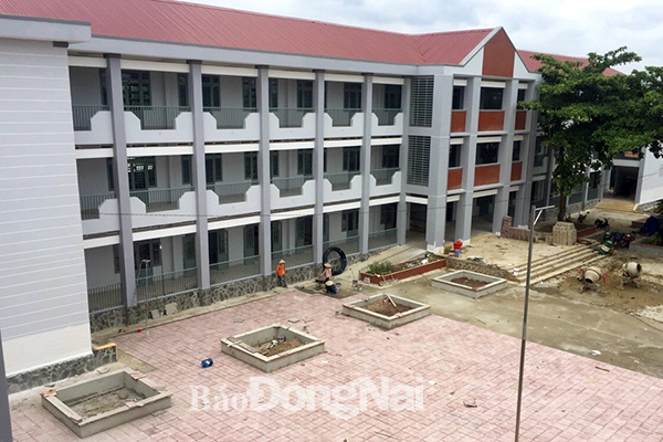 Trường tiểu học Lê Văn Tám (xã Trà Cổ, huyện Tân Phú) đang được hoàn thiện thêm phần sân lễ trước khối phòng học chính