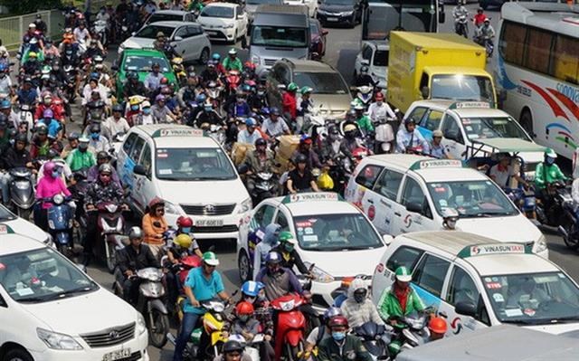 Traffic jam on Truong Son Street leading to HCM City’s Tan Son Nhat Airport (Photo: VNA)