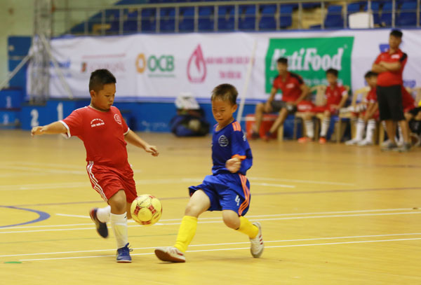 Cầu thủ Tạ Hùng Minh của Biên Hòa (trái, áo đỏ) đang dẫn đầu danh sách vua phá lưới của giải năm nay