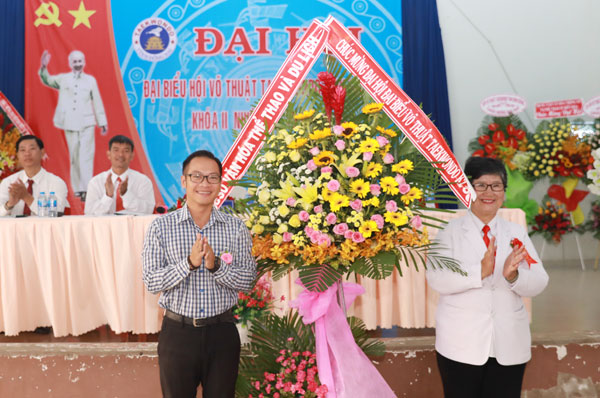 Phó giám đốc Sở Văn hóa - thể thao và du lịch Nguyễn Xuân Thanh tặng lẵng hoa chúc mừng đại hội