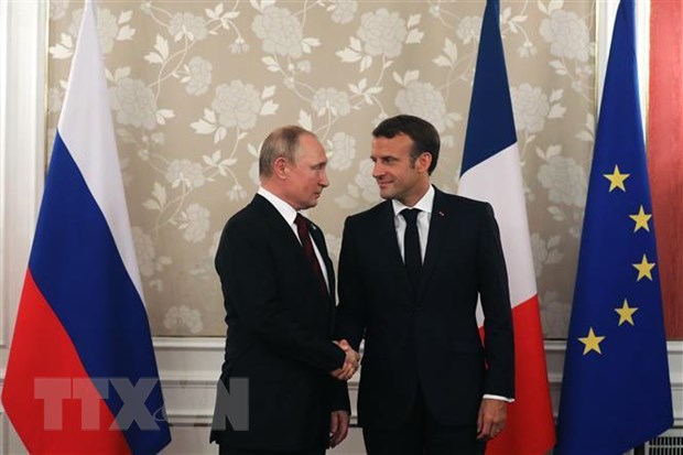 Tổng thống Nga Vladimir Putin (trái) và người đồng cấp Pháp Emmanuel Macron (phải) tại cuộc gặp ở Osaka, Nhật Bản, ngày 28-6. (Ảnh: AFP/TTXVN)