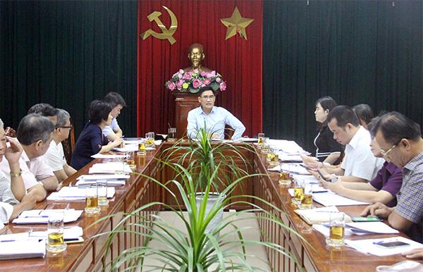Phó chủ tịch UBND tỉnh Trần Văn Vĩnh chủ trì buổi làm việc.