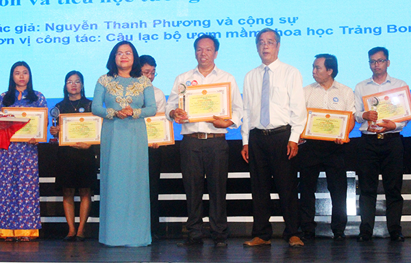 Phó chủ tịch UBND tỉnh Nguyễn Hòa Hiệp và Chủ tịch Liên hiệp các Hội khoa học – kỹ thuật tỉnh Vy Văn Vũ tặng giải nhất cho các tác giả đạt giải tại Hội thi Sáng tạo kỹ thuật năm 2019.