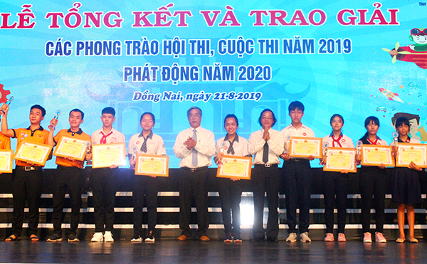 Các tác giả đạt giải nhất Cuộc thi Sáng tạo thanh thiếu niên, nhi đồng tỉnh Đồng Nai nhận giải thưởng
