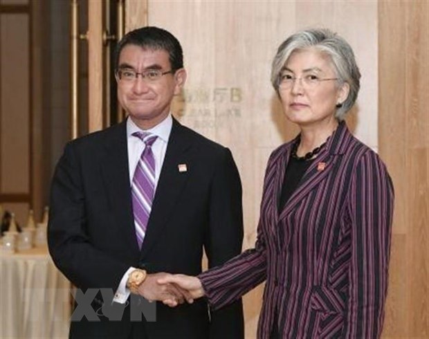 Ngoại trưởng Hàn Quốc Kang Kyung-wha (phải) và Ngoại trưởng Nhật Bản Taro Kono (trái) tại cuộc gặp ở Bắc Kinh, Trung Quốc, ngày 21-8. (Nguồn: KYODO/TTXVN)