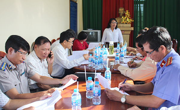 Bà Nguyễn Thị Kim Hương, Phó Ban Pháp chế HĐND tỉnh chủ trì buổi giám sát tại Chi Cục THADS huyện Cẩm Mỹ.