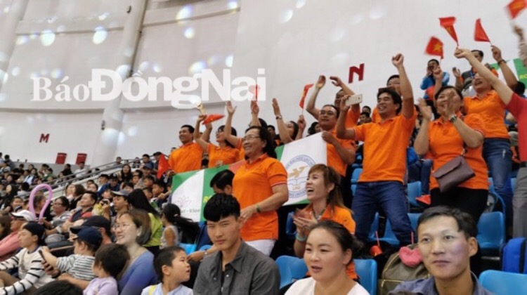 Khán giả từ Đồng Nai sang Mông Cổ cổ vũ cho đội tuyển Việt Nam.