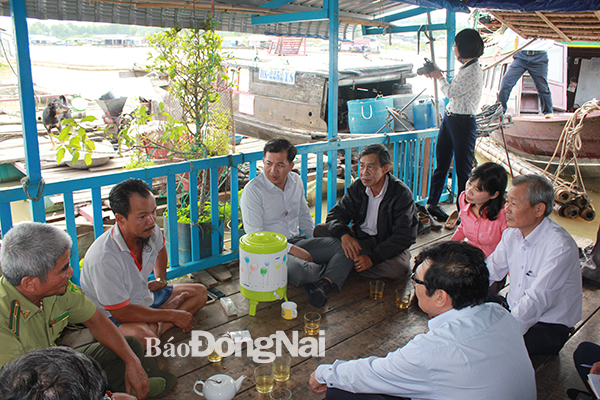 Đoàn giám sát khảo sát tình hình nuôi cá bè tại sông La Ngà (huyện Định Quán).