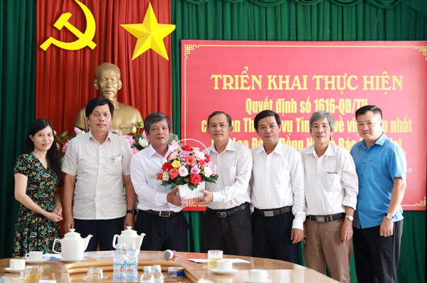 Phó trưởng ban Tuyên giáo Tỉnh ủy Phạm Tấn Linh, cùng lãnh đạo các sở, ngành của tỉnh tặng hoa chúc mừng Báo Đồng Nai