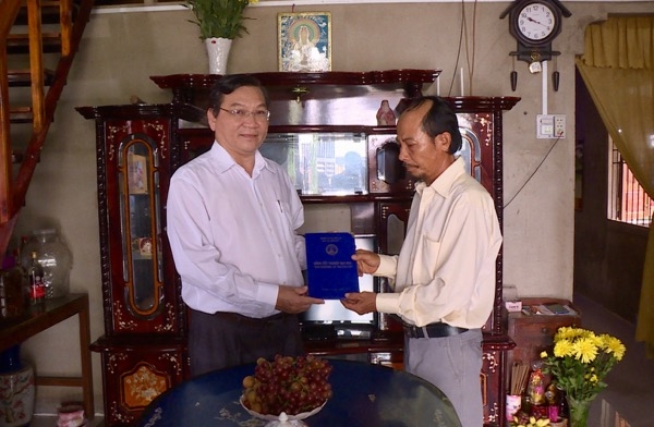 S.Trần Minh Hùng trao bằng tốt nghiệp cho gia đình sinh viên Vũ Thị Khắc Lệ
