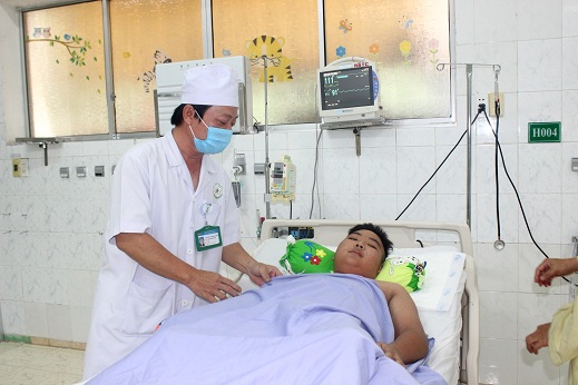 Bác sĩ Nguyễn Trọng Nghĩa trò chuyện với bệnh nhân khi tình hình bệnh đã cải thiện đáng kể.
