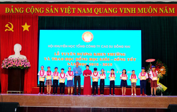 Bí thư Đảng ủy Tổng công ty Vũ Thị Mỹ Lệ và Phó chủ tịch Liên đoàn Lao động tỉnh Hồ Thanh Hồng trao thưởng cho các học sinh