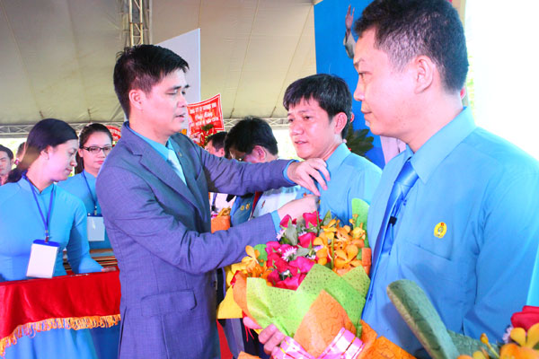 Phó chủ tịch Tổng liên đoàn Lao động Việt Nam Ngọ Duy Hiểu tặng kỷ niệm chương Vì sự nghiệp xây dựng tổ chức Công đoàn cho anh Trần Đăng Khoa