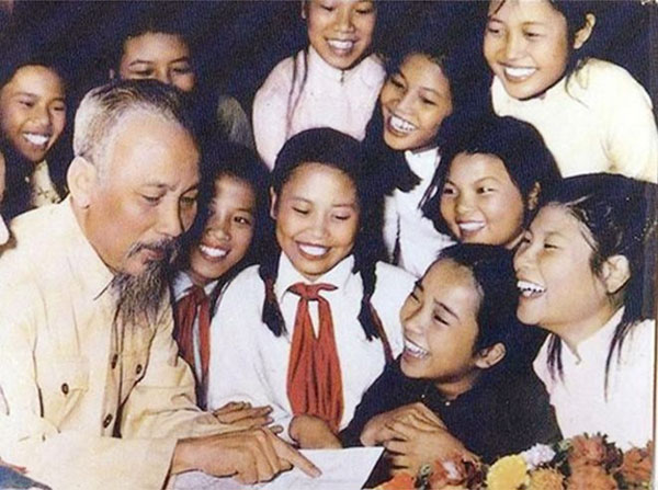 ác Hồ với học sinh Trường Trung học Trưng Vương (Hà Nội) năm 1956. Ảnh tư liệu