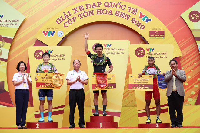 Nguyễn Trường Tài (thứ hai từ phải sang) là tay đua Việt Nam có thành tích tốt nhất chặng 1