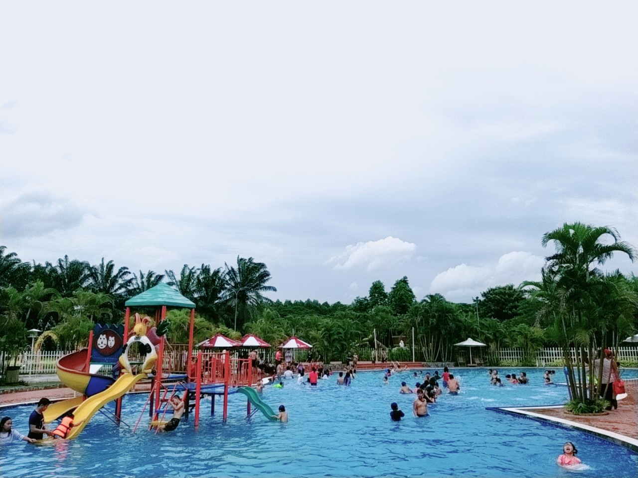 Khách vui chơi tại hồ bơi của Khu du lịch Giang Điền