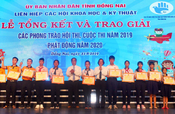 Những học sinh đoạt giải cao tại cuộc thi Sáng tạo thanh thiếu niên, nhi đồng tỉnh Đồng Nai năm 2019 nhận khen thưởng của Ban tổ chức