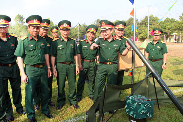 Bí thư Đảng ủy, Chính ủy Quân khu 7, Trung tướng Trần Hoài Trung tham quan mô hình học cụ huấn luyện năm 2019 của lực lượng vũ trang tỉnh. Ảnh: Nguyệt Hà 