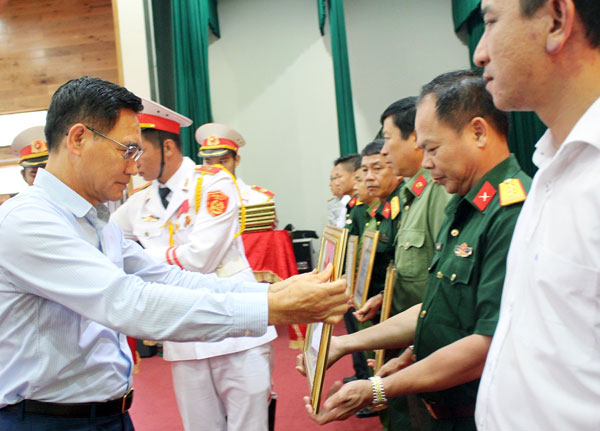 Phó chủ tịch UBND tỉnh Trần Văn Vĩnh khen thưởng các tập thể, cá nhân có thành tích xuất sắc trong diễn tập khu vực phòng thủ năm 2019