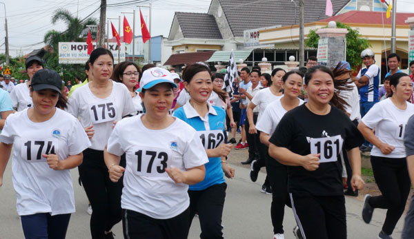 Các VĐV nữ tham gia chạy việt dã
