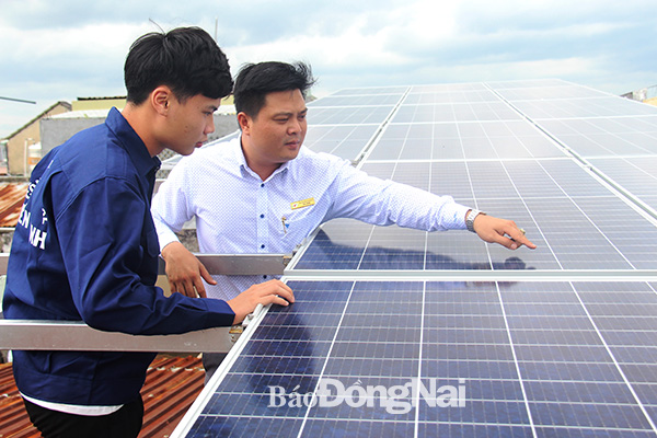 Anh Trịnh Ngọc Quyết Tiến hướng dẫn kỹ thuật cho nhân viên thi công công trình điện áp mái  của một khách hàng ở TP.Biên Hòa