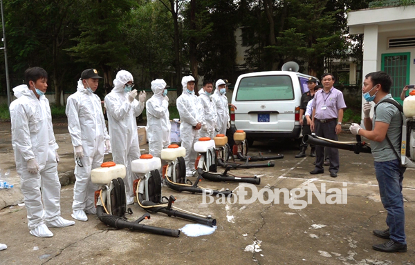 Trung tâm y tế thành phố Biên Hòa phối hợp Trung đoàn cảnh sát cơ động phun hóa chất diện rộng phòng chống sốt xuất huyết tại phường Tam Phước 