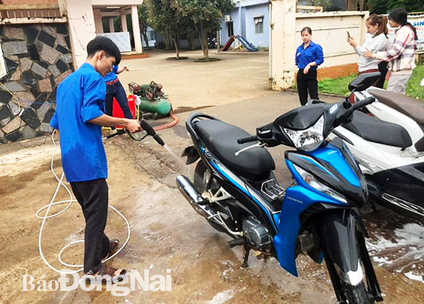 Đoàn viên thanh niên xã Cẩm Đường rửa xe gây quỹ từ thiện