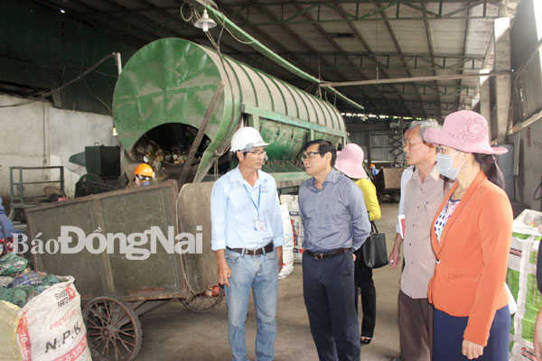 Phó chủ tịch HĐND tỉnh Nguyễn Sơn Hùng kiểm tra Khu xử lý chất thải ở xã Túc Trưng (huyện Định Quán)
