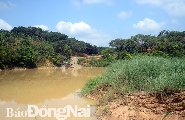 Một chiếc ghe khai thác cát hoạt động trên đoạn sông giáp ranh giữa tỉnh Đồng Nai và tỉnh Lâm Đồng. Ảnh: P. Tùng