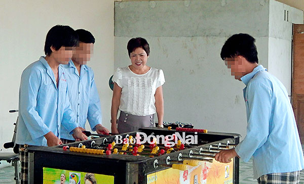 Bà Hà Mỹ Hòa (thứ 2 từ phải qua), Giám đốc Trung tâm cai nghiện ma túy Lê Hà Nguyễn thường xuyên gặp gỡ, động viên học viên cai nghiện ma túy