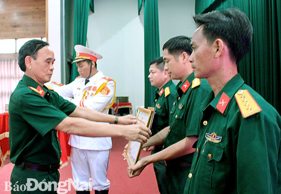 Đảng bộ Quân sự tỉnh khen thưởng các tập thể, cá nhân có thành tích trong Cuộc vận động 788 về phát huy truyền thống, cống hiến tài năng, xứng danh Bộ đội Cụ Hồ. Ảnh: N. Hà
