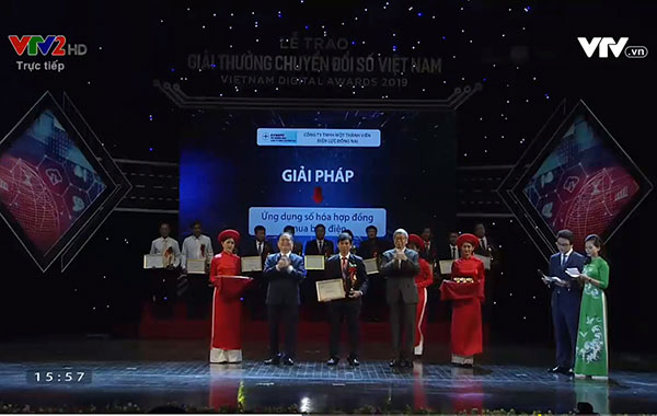Đại diện Điện lực Đồng Nai nhận giải tại Lễ trao giải thưởng Chuyển đổi số Việt Nam 2019. Ảnh chụp màn hình.