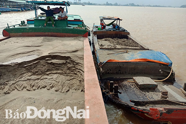Công an TP.Biên Hòa tạm giữ một ghe và sà lan chở cát của các đối tượng hút cát trái phép. Ảnh minh họa