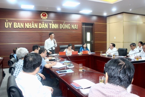 Phó chủ tịch UBND tỉnh Trần Văn Vĩnh phát biểu tại buổi làm việc.