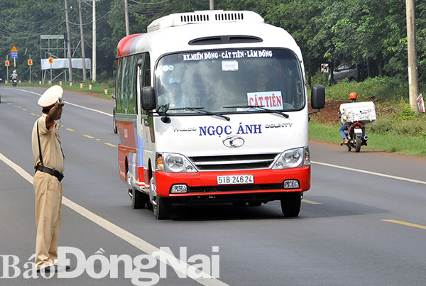 Lực lượng cảnh sát giao thông Công an tỉnh kiểm tra xe khách chạy trên quốc lộ 20 hướng đi tỉnh Lâm Đồng đoạn qua khu vực huyện Thống Nhất. Ảnh: T.Hải