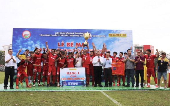 Đại diện UBND tỉnh Bình Dương và Ban tổ chức trao cúp và giải thưởng cho đội vô địch.