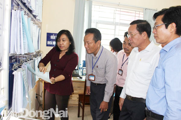 Ủy ban MTTQ Việt Nam tỉnh phối hợp giám sát cải cách hành chính tại huyện Nhơn Trạch. Ảnh: N.Hà