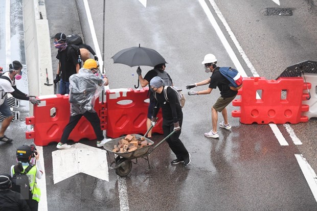 Người biểu tình bạo loạn dựng rào chắn để đối phó với cảnh sát tại Đặc khu hành chính Hong Kong (Trung Quốc) ngày 31-8-2019. (Nguồn: THX/TTXVN)
