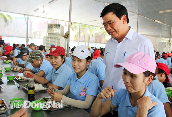 Công đoàn cơ sở Công ty TNHH Minh Thành (xã Thiện Tân, huyện Vĩnh Cửu) giám sát bữa ăn giữa ca của công nhân