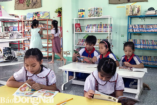 Học sinh Trường tiểu học Phú Điền đọc sách tại thư viện. Ảnh: H. Yến