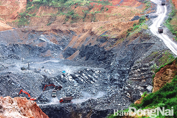 Một mỏ khai thác đá tại cụm mỏ Tân Cang, phường Phước Tân, TP.Biên Hòa. Ảnh: P.Tùng