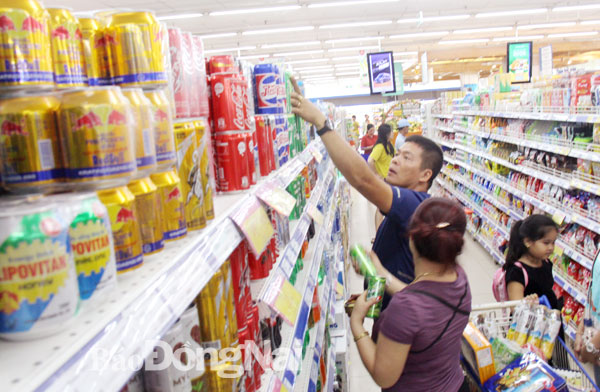Người dân chọn mua sản phẩm, hàng hóa tại một siêu thị ở TP.Biên Hòa. Ảnh: Hải Quân