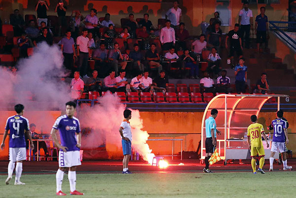 Hành động quá khích của một số CĐV thành Nam trong trận đấu bù Hà Nội FC và Nam Định tối 11-9 đã khoét sâu vào nỗi đau của V.League