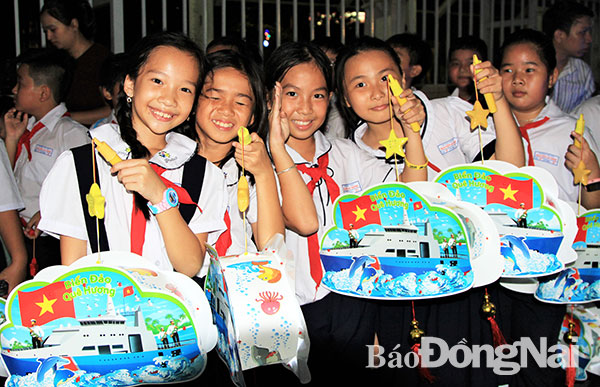 Niềm vui của các em thiếu nhi khi tham gia diễu hành rước đèn trung thu vào tối 12-9, do Nhà Thiếu nhi tỉnh Ðồng Nai phối hợp với UBND TP. Biên Hòa và đoàn thanh niên Công ty TNHH Changshin Việt Nam tổ chức