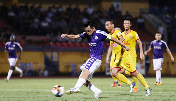 Với trận thắng 6-1 trước Nam Định, Hà Nội (áo xanh) đã chạm tay vào chức vô địch